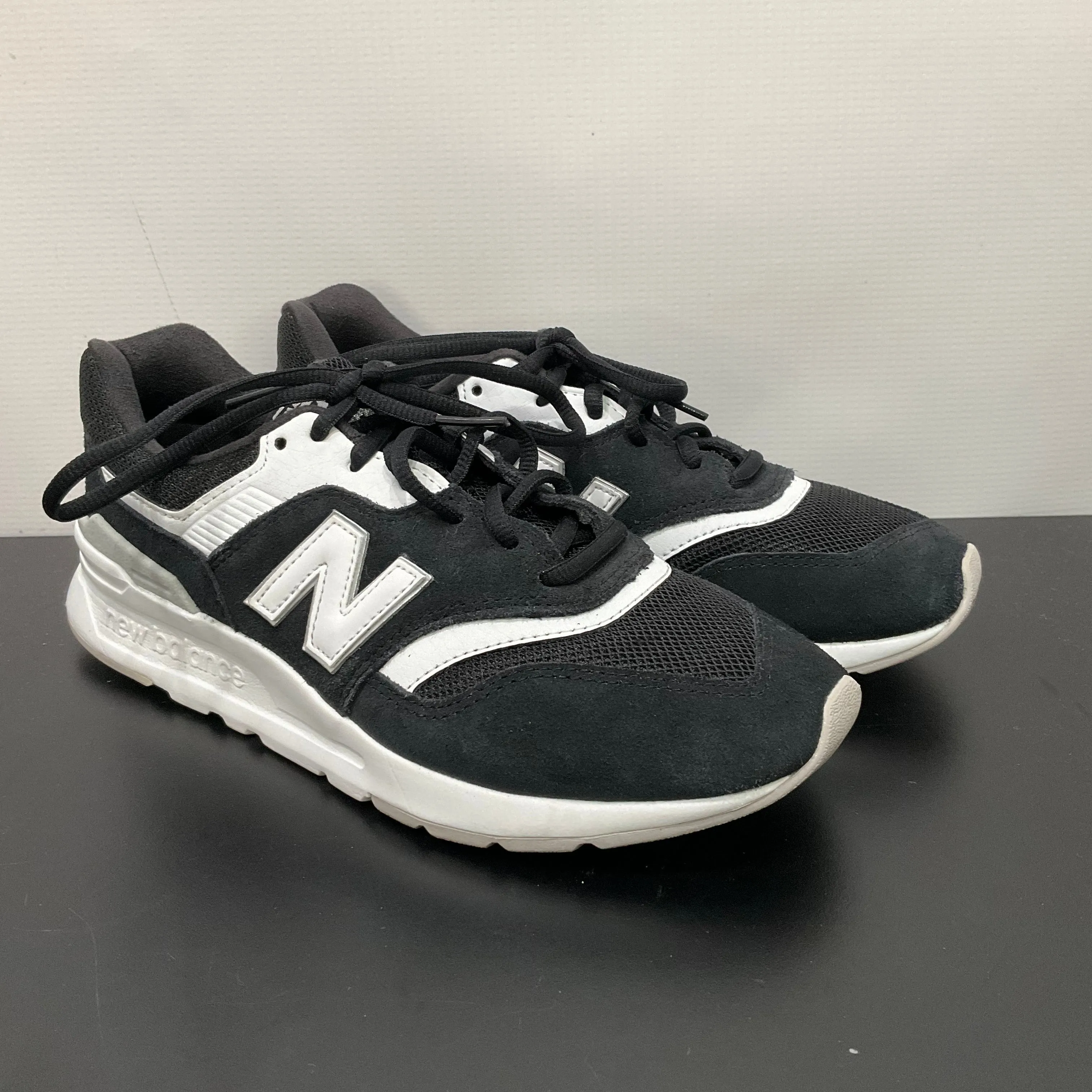 Shoes Athletic By New Balance In Black & White, Size: 7