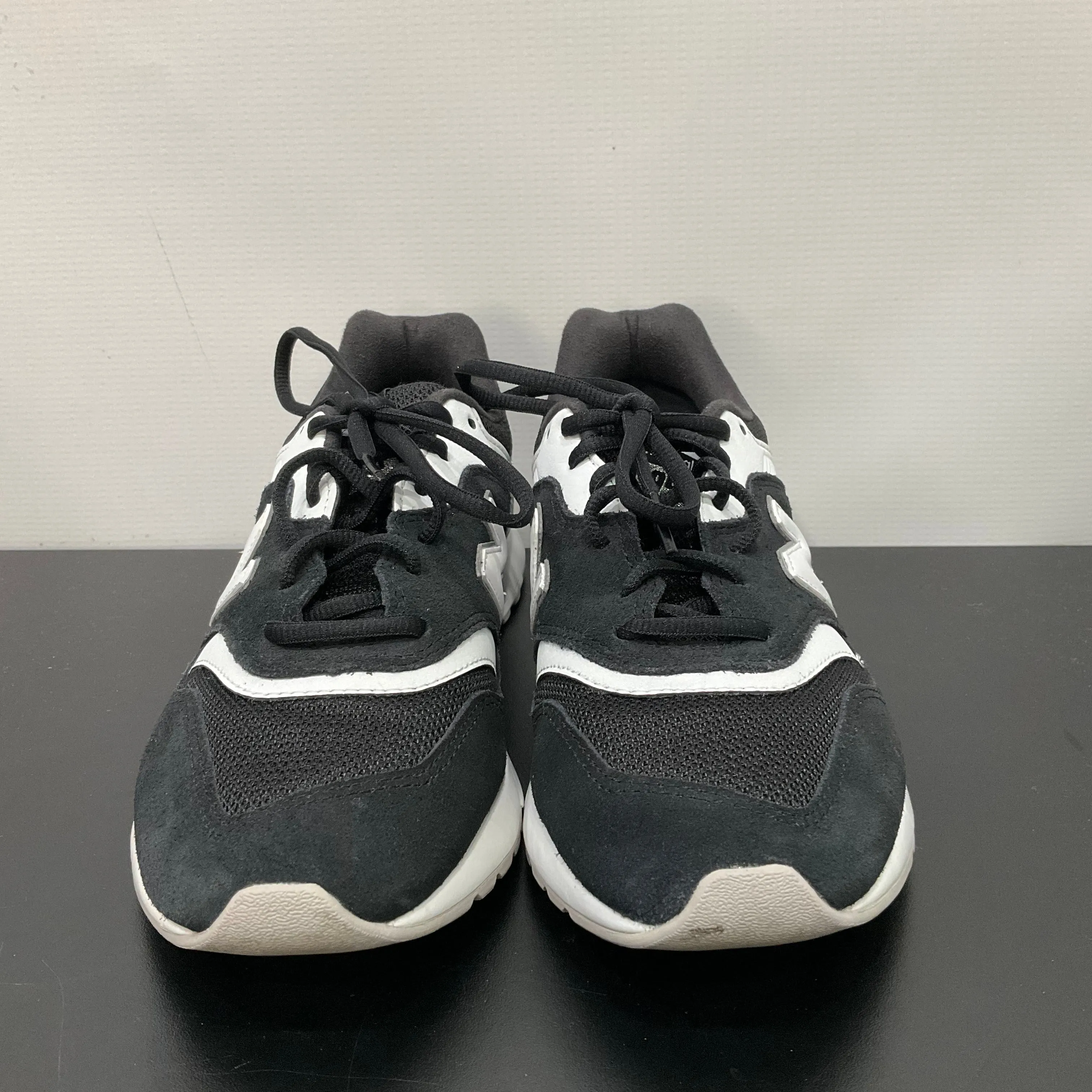 Shoes Athletic By New Balance In Black & White, Size: 7