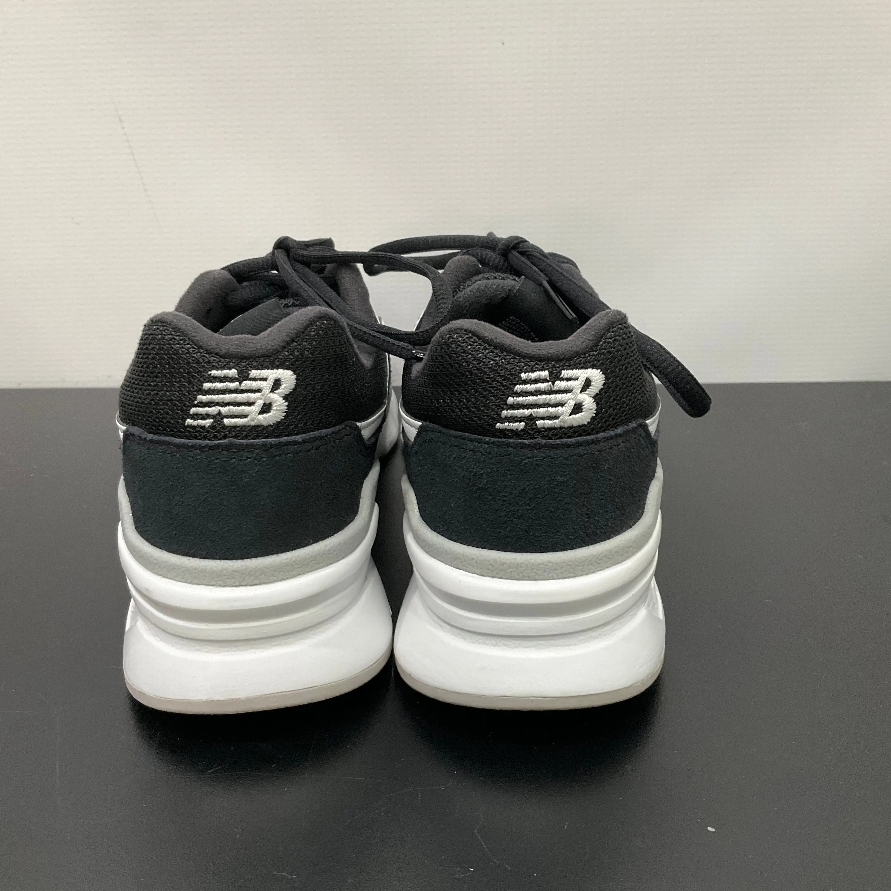 Shoes Athletic By New Balance In Black & White, Size: 7